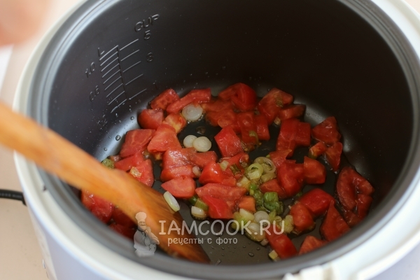 Положить к луку помидоры