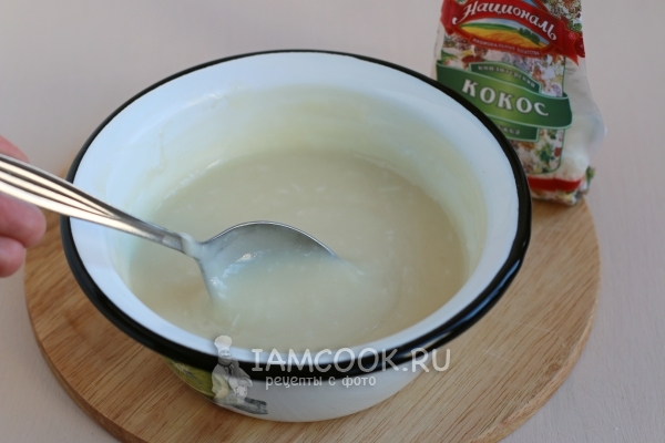 Всыпать кокосовую стружку
