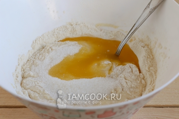 Добавить сахар и яйца