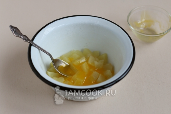 Соединить желток с яблоком