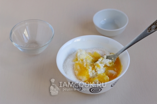 Растереть сахар с желтком