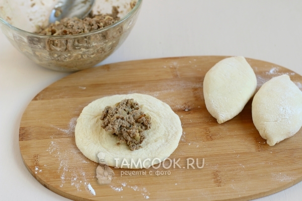 Положить начинку на тесто