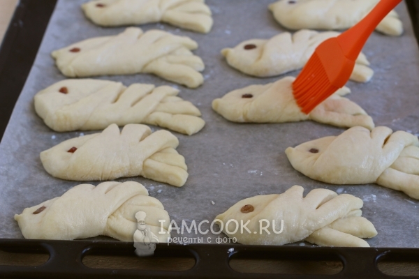 Смазать заготовки маслом