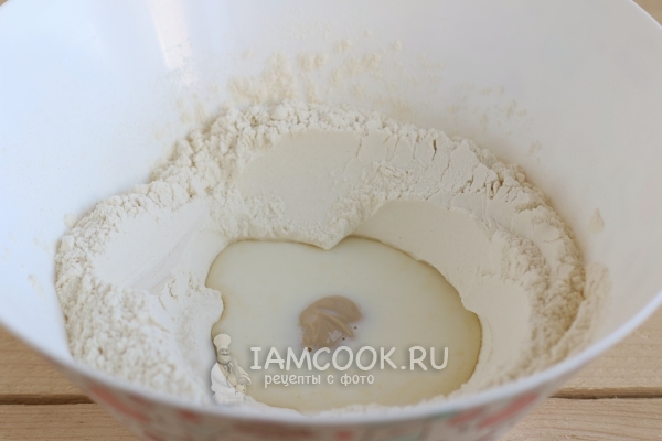 Соединить муку, молоко и дрожжи