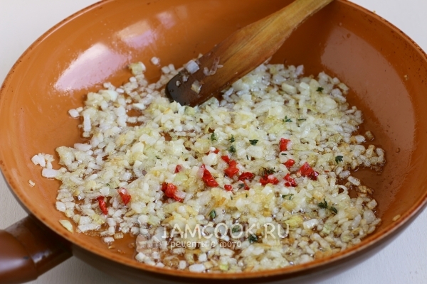 Добавить перец и зелень