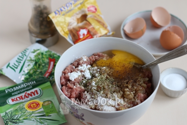 Соединить ингредиенты для фарша