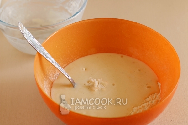 Влить дрожжевую смесь в муку