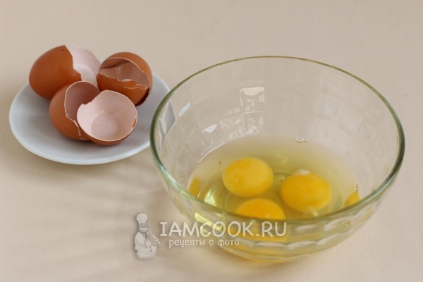 Вбить в миску яйца