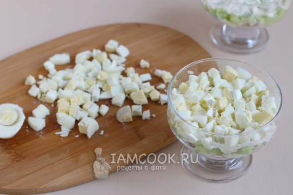 Положить слой яиц