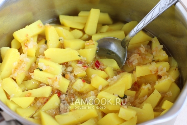 Положить жареный лук