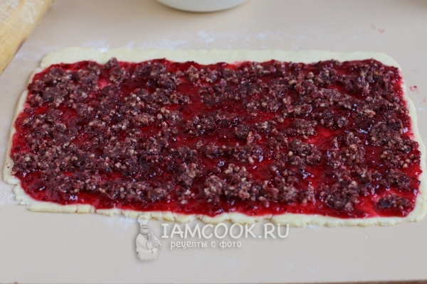 Выложить на тесто начинку