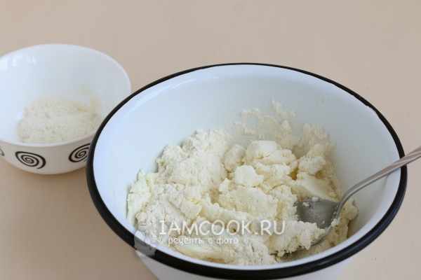 Всыпать муку