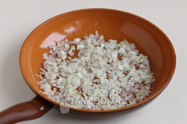 Обжарить лук