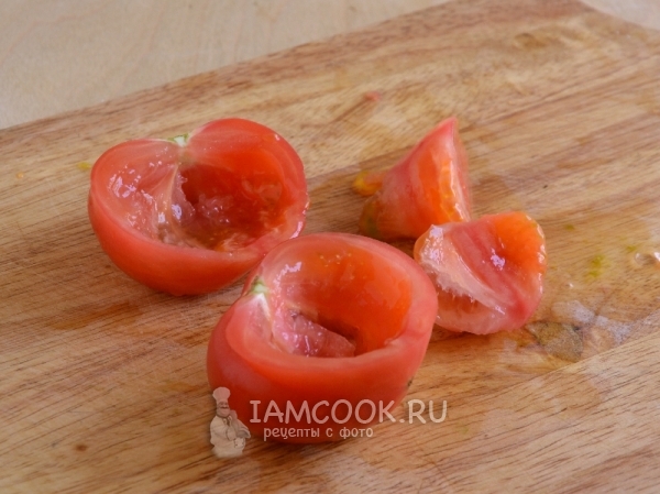 Вырезаем сердцевины у помидоров