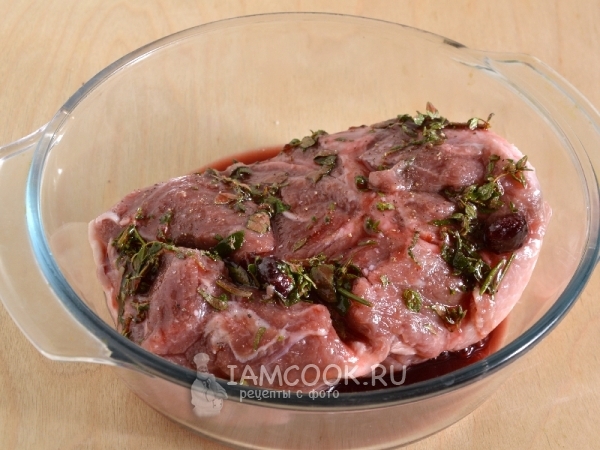 Положить мясо в форму