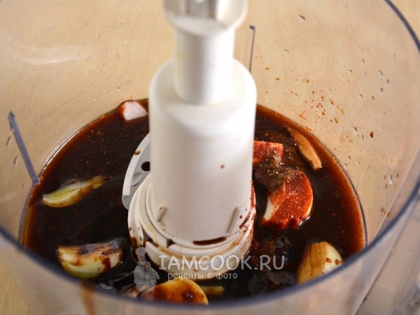 Взбить соус в блендере