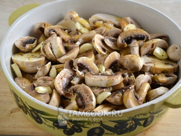 Добавить чеснок, соль, специи и масло