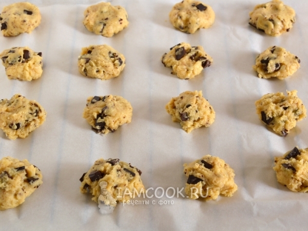 Выложить шарики из теста на пекарскую бумагу