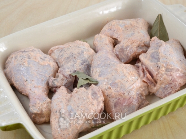 Выложить курицу в форму