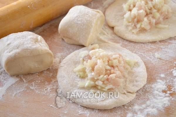 Положить на тесто начинку