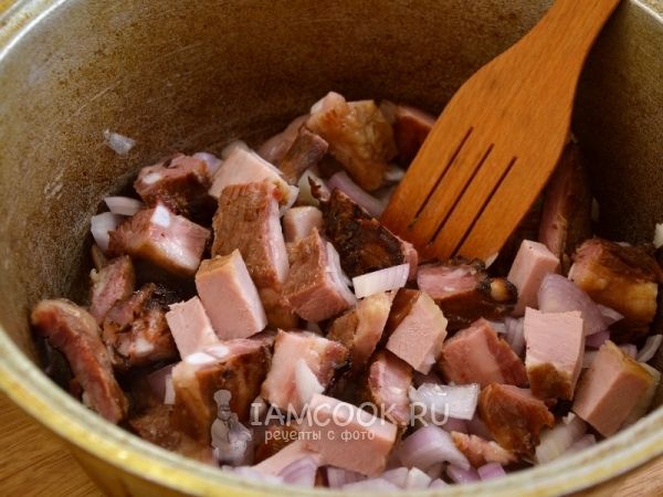 Обжарить ребрышки с луком