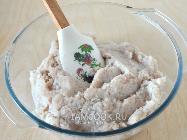 Перекрутить рыбное филе и лук