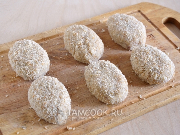 Обвалять котлеты в сухарях