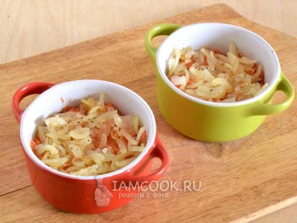 Выложить на фарш лук