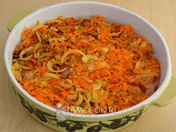 Положить слой лука с морковью