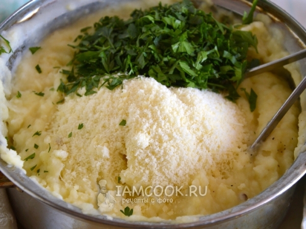 Добавить пармезан и петрушку