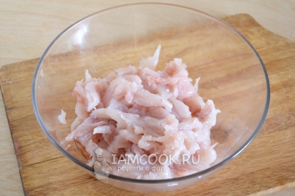 Порезать мясо рыбы