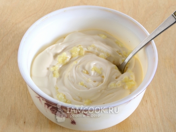 Соединить майонез с чесноком