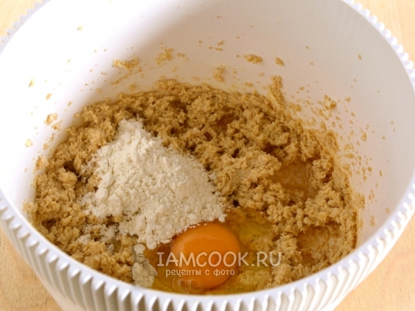 Добавить яйцо и муку