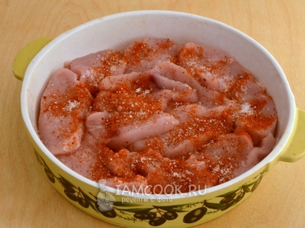 Посыпать мясо специями и солью