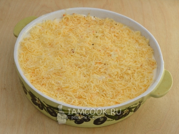 Смазать майонезом и посыпать сыром