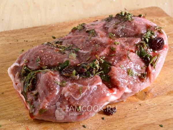 Смазать мясо маринадом