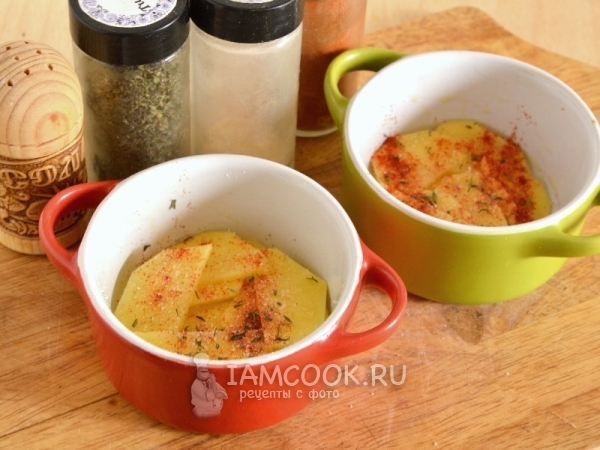 Посыпать картофель специями и солью