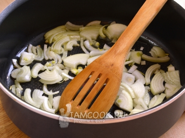 Обжарить лук