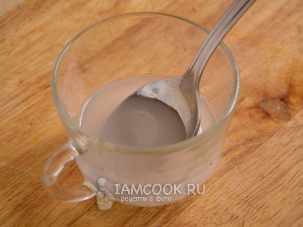 Всыпать в воду соль