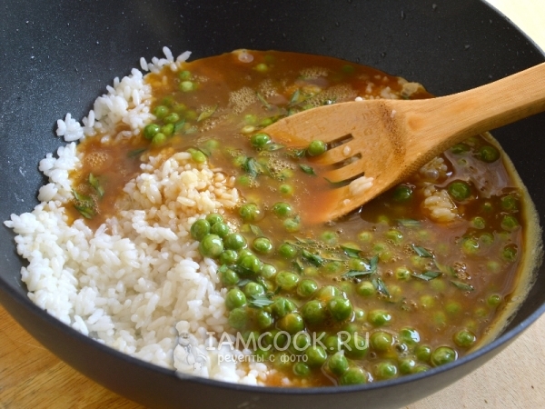 Влить яичную смесь