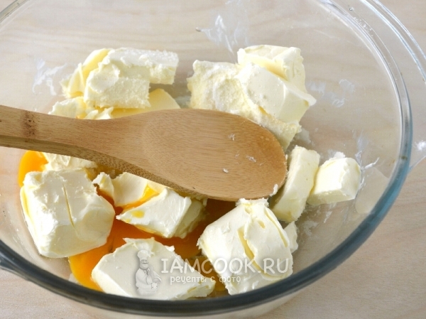 Соединить масло с яйцом и солью