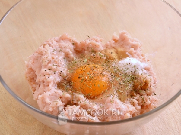 Добавить в фарш яйцо, специи и соль