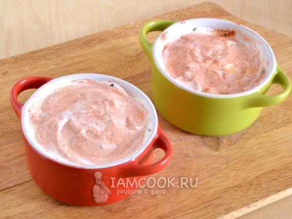 Положить сметану