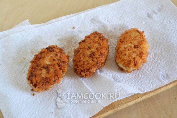 Выложить котлеты на салфетку