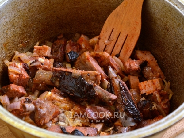 Размешать ребрышки с луком и специями