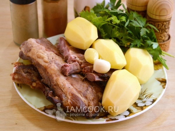 Ингредиенты для картофеля, тушенного со свиными ребрами в казане