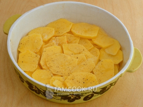 Картофель посолить и поперчить
