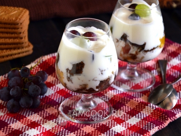 Фото слоеного десерта из йогурта с печеньем