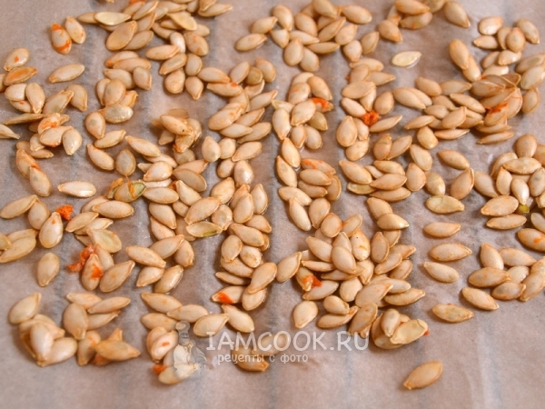 Выложить семечки на пергамент