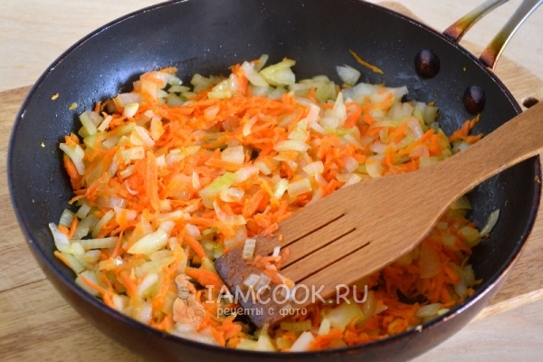 Обжарить лук с морковью
